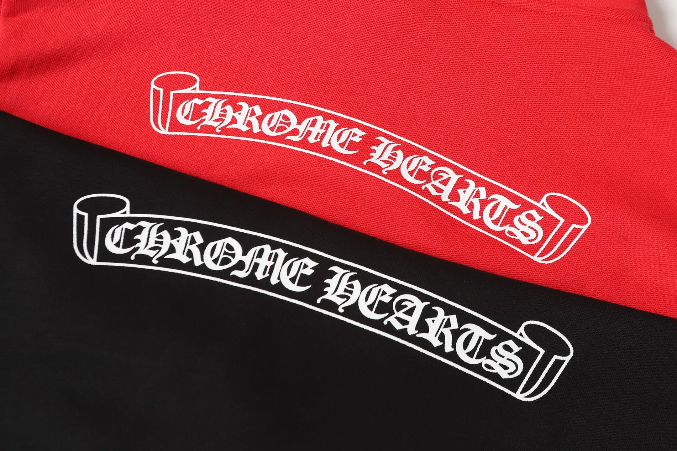P250 #L3194 model, cross-border running quantity, please do not place an order if you pursue quality - Chrome Hearts/Chrome Hearts Sanskrit letters printed leather cross ✝️ hooded sweatshirt - high weight, high density and high quality, soft, delicate and skin-friendly wool, soft and silky to the touch, excellent warmth and skin-friendly properties - Custom-woven and custom-dyed, no color difference, no matter the fabric or workmanship details, beat the ordinary version on the market -Colour: black red -Size: S M LXL